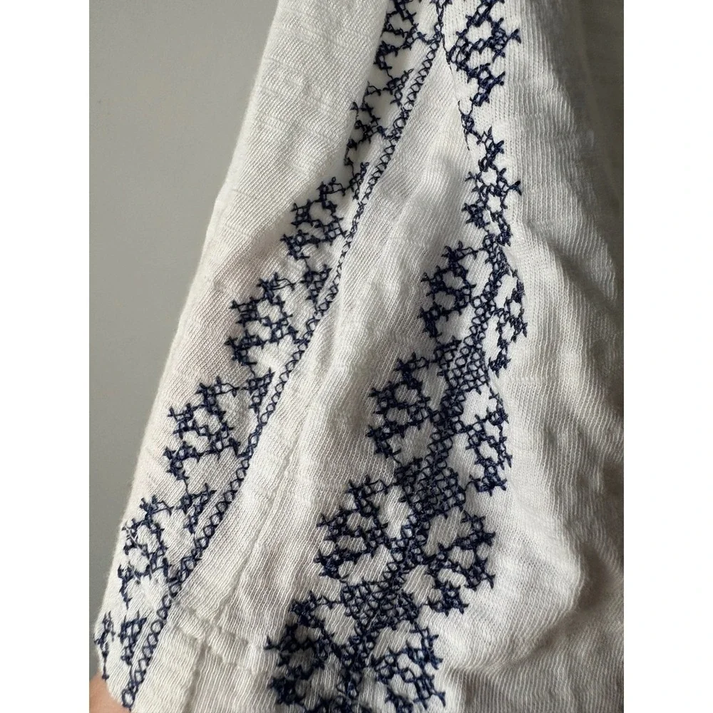 Feathers by Tolani White Blue Embroidered Cap Sleeve Top Size Medium